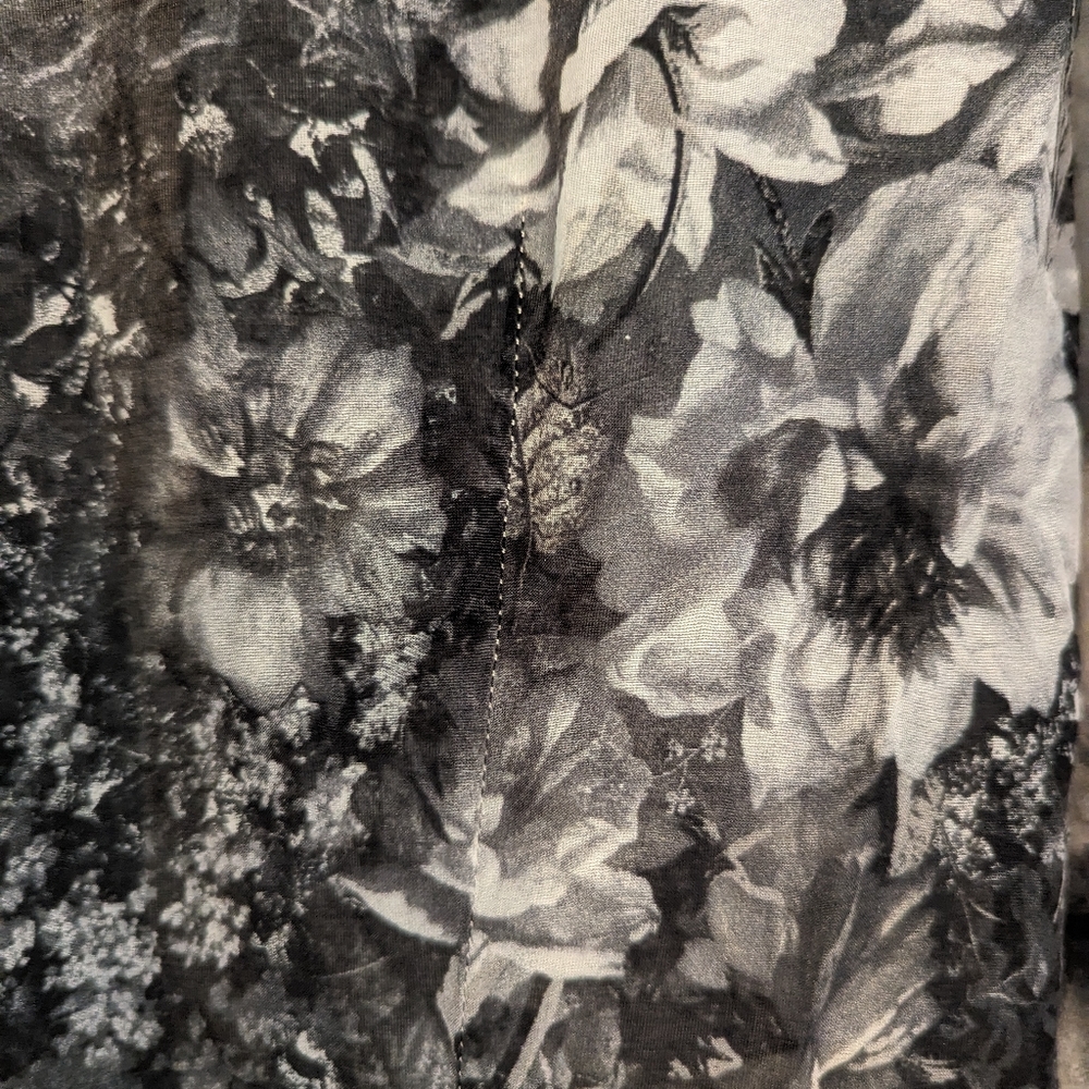 Zara blouse cream and black floral 🌹 - Picture 5 of 8